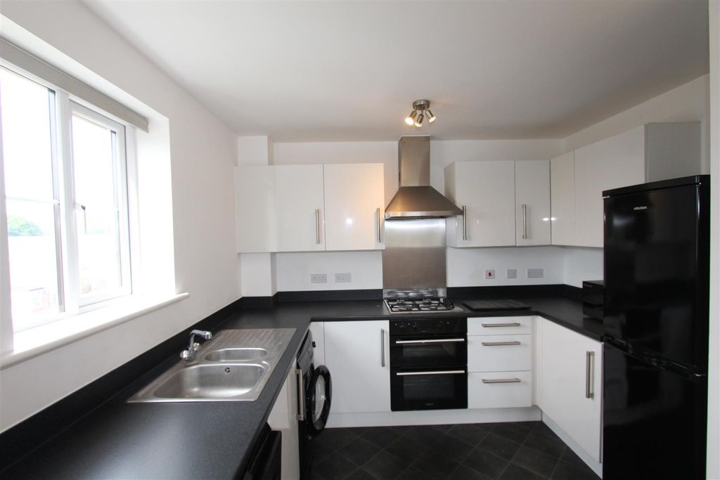 Property photo 2 of 7 Kitchen