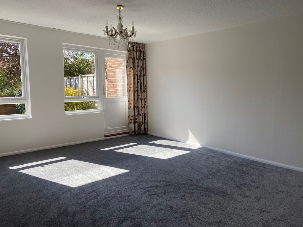 Property photo 3 of 16 Lounge