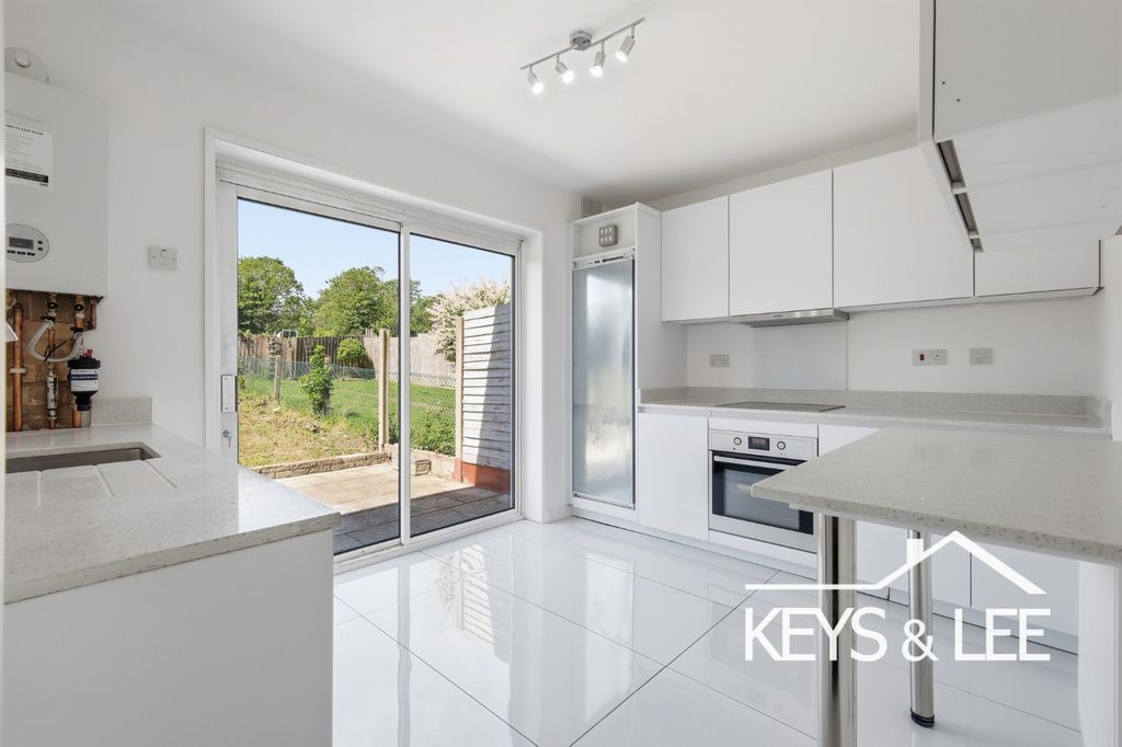 Property photo 2 of 13 5198774