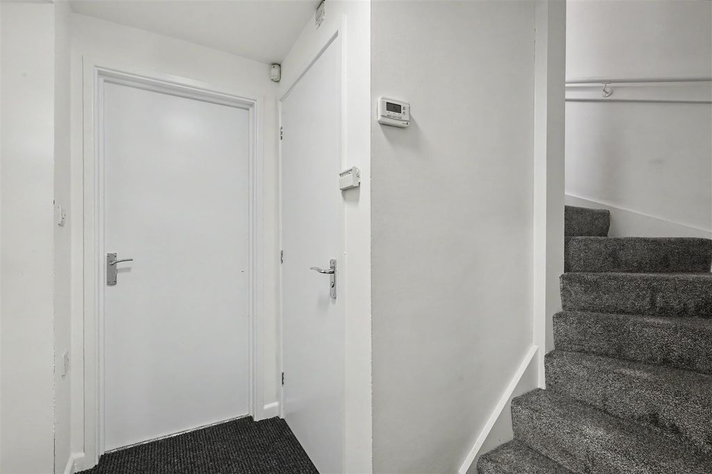 Property photo 2 of 18 Hallway.Jpeg