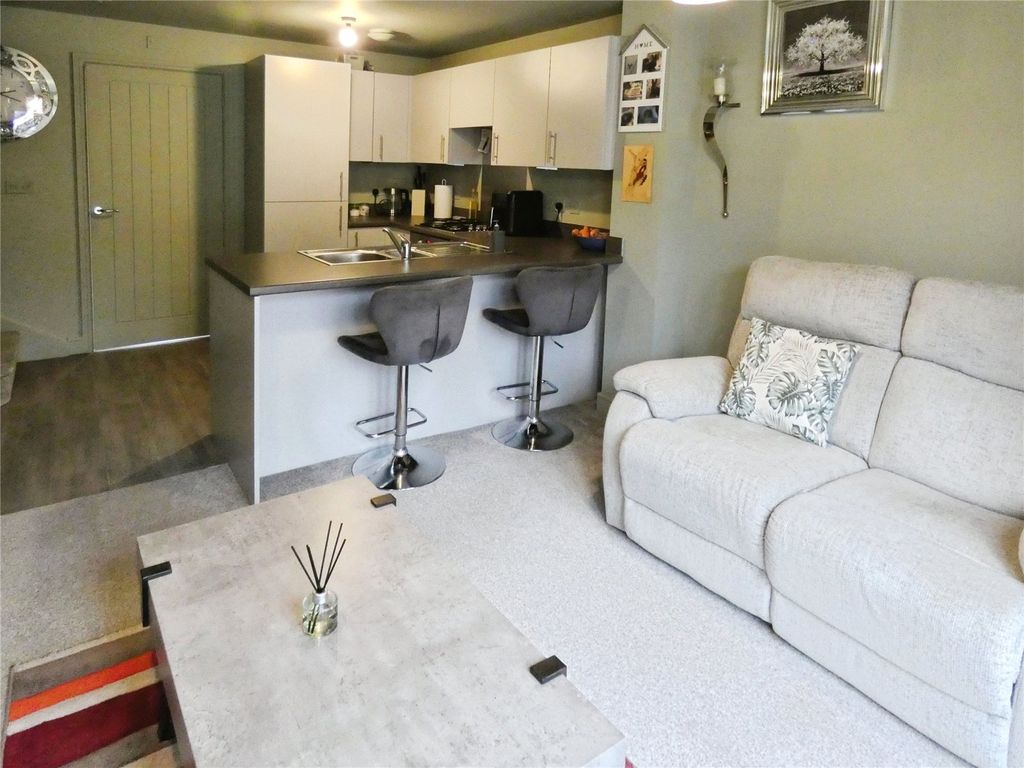 Property photo 2 of 9 Living Room/Kitchen