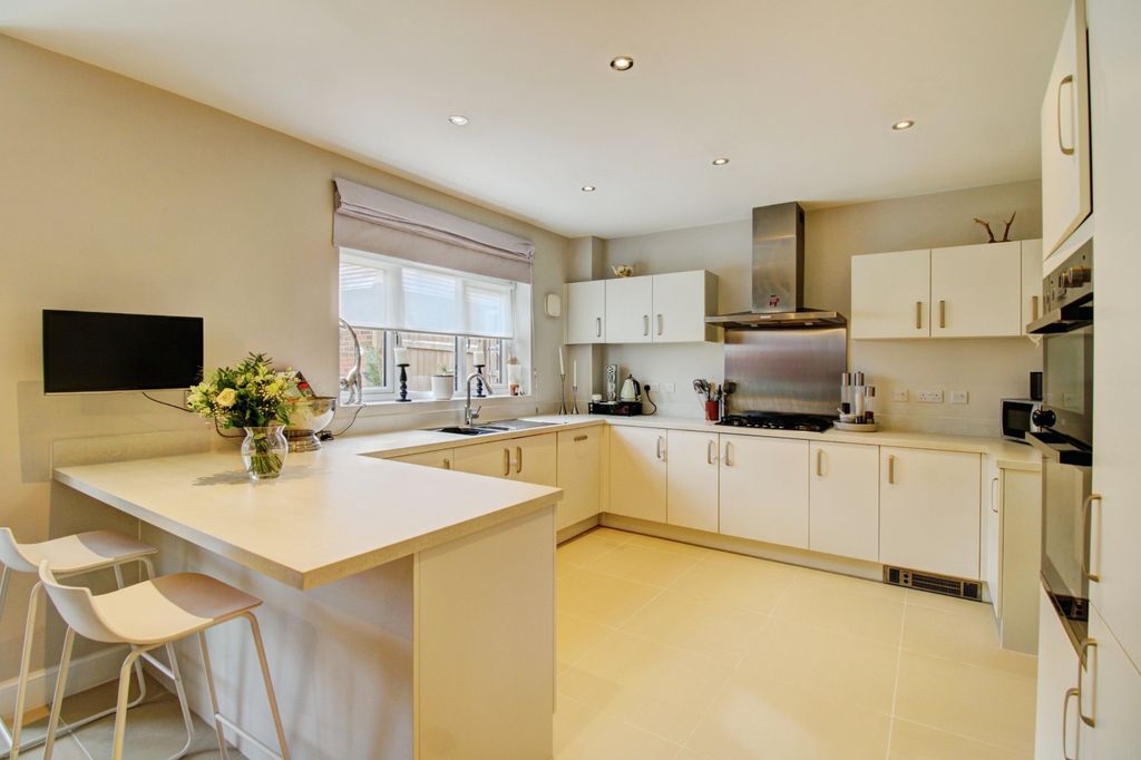 Property photo 3 of 38 Kitchen & Breakfast Bar