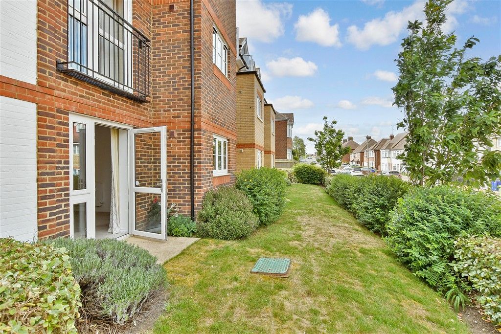 Property photo 2 of 7 Communal Gardens