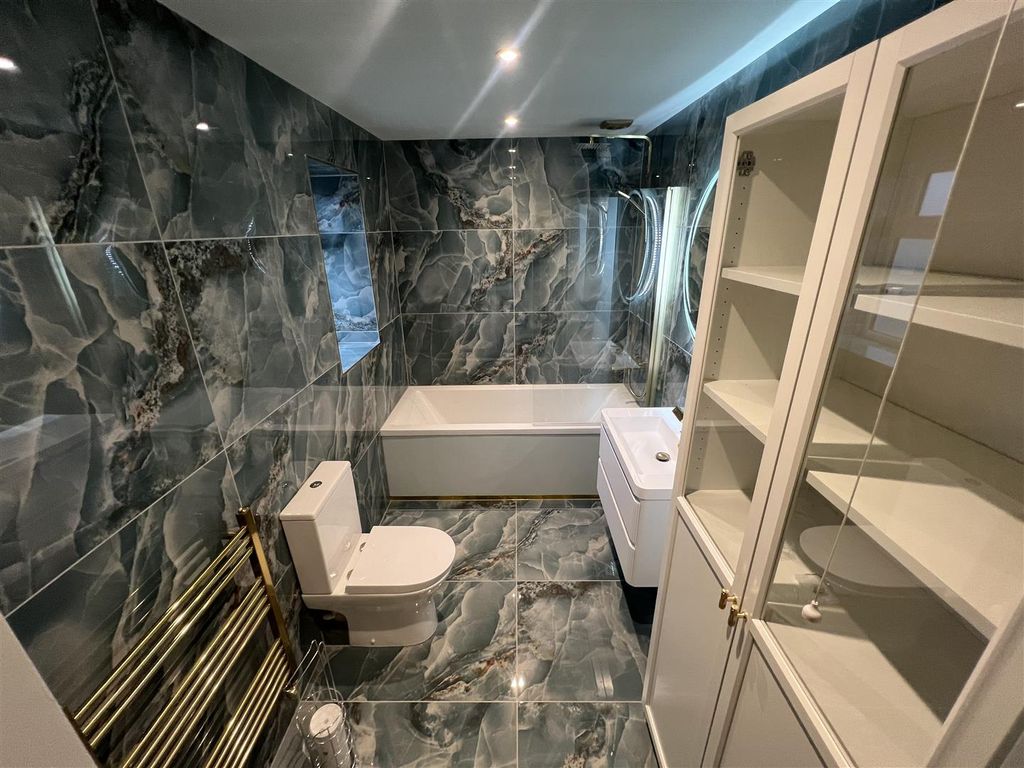 Property photo 2 of 5 Bathroom.Jpg