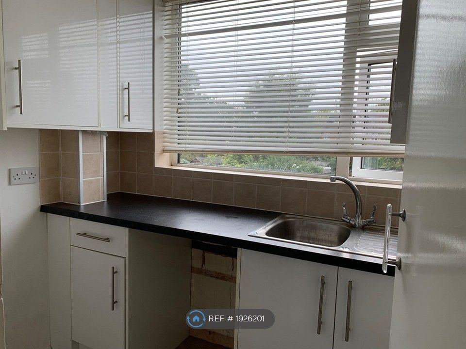 Property photo 2 of 9 Studio Kitchen