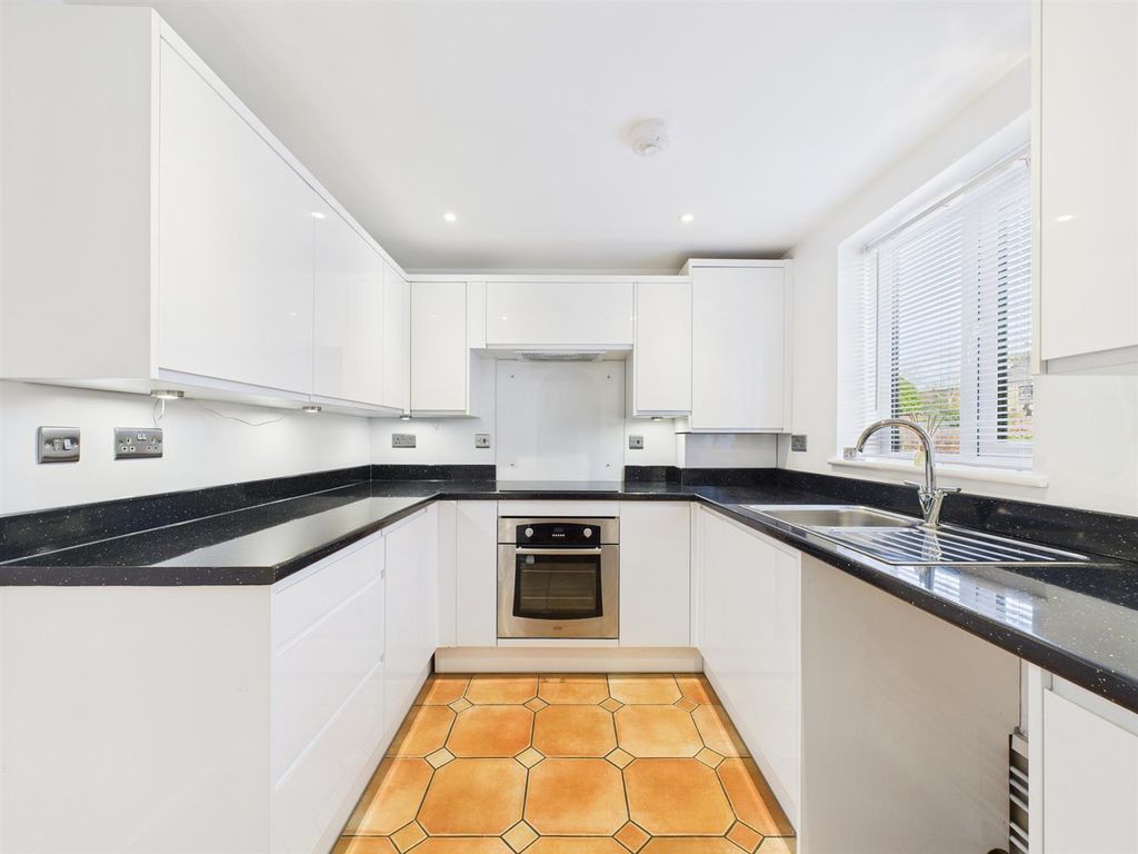 Property photo 3 of 11 Kitchen