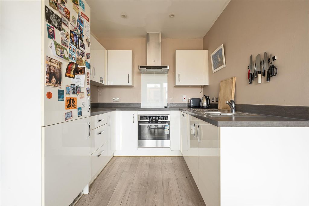 Property photo 3 of 18 Sutherland Road, E17