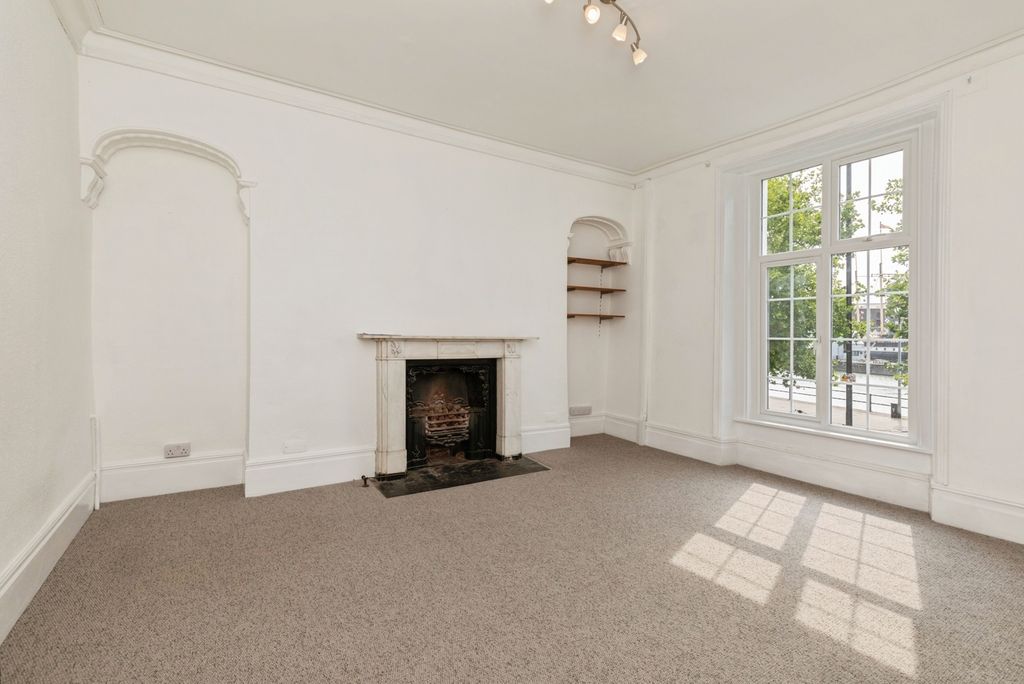 Property photo 2 of 17 Photo