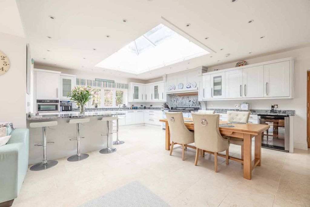 Property photo 2 of 27