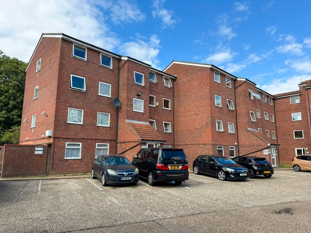 Property photo 1 of 6 Two Bed Top Floor Flat Off Church Road Northolt