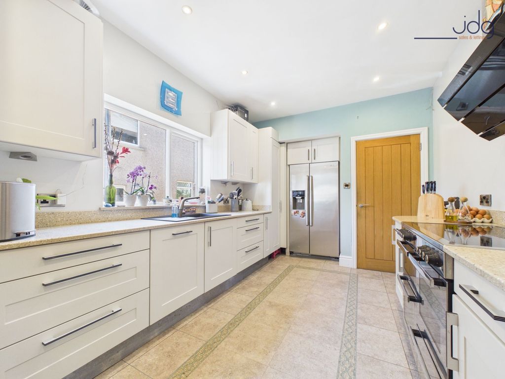 Property photo 2 of 16 Kitchen