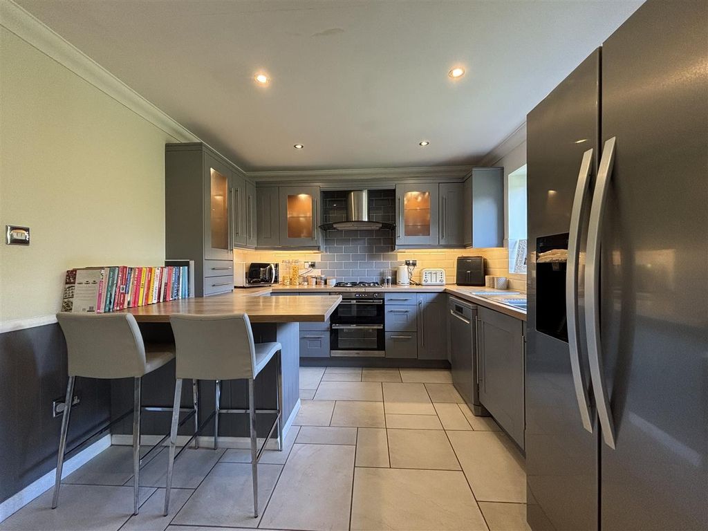 Property photo 2 of 19 Kitchen