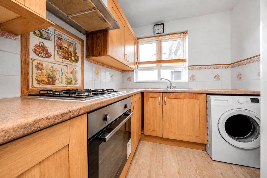 Property photo 3 of 7 Kitchen