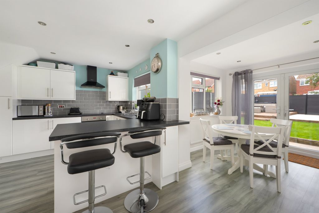 Property photo 3 of 16 Kitchen