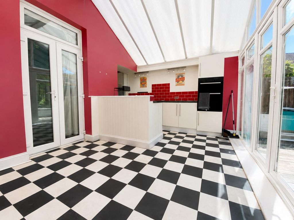 Property photo 3 of 17 Kitchen