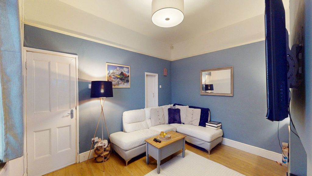 Property photo 3 of 15 Lounge