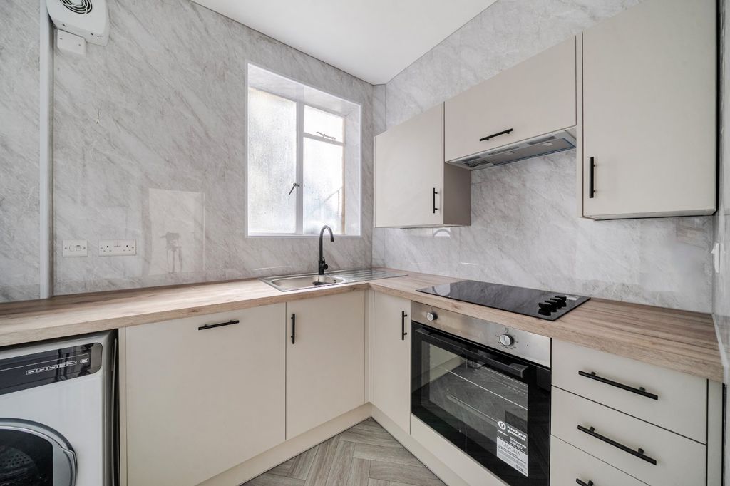 Property photo 3 of 11 Picture No. 10