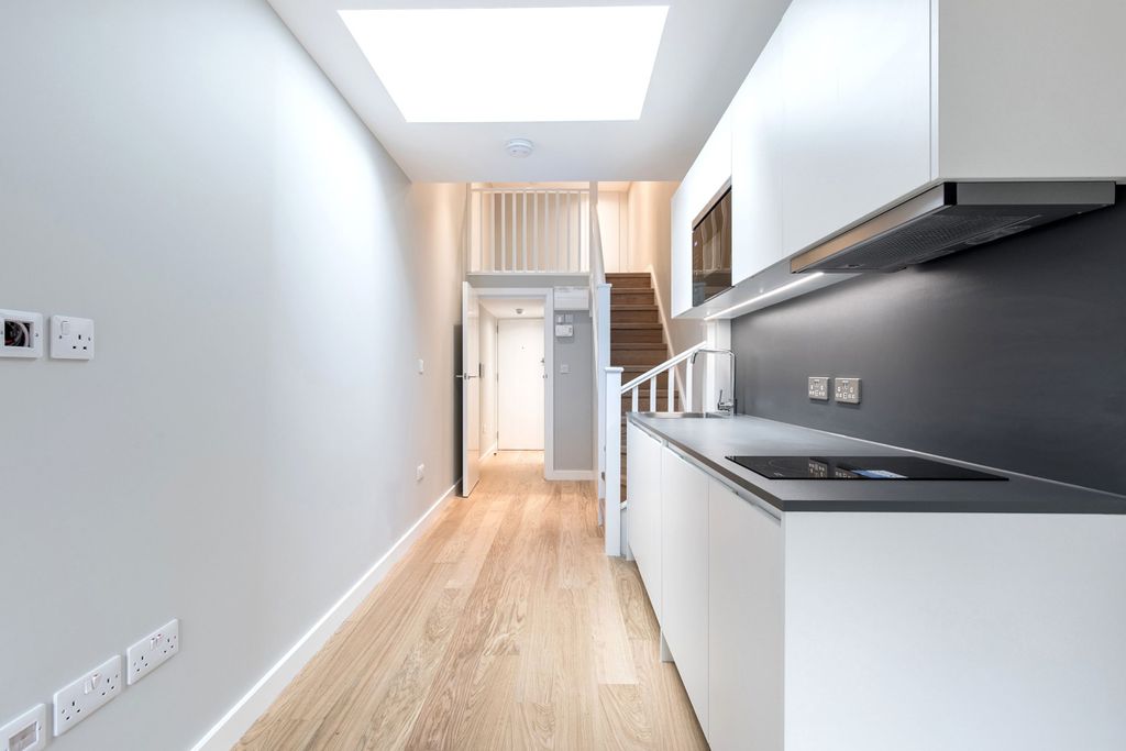 Property photo 1 of 14 Lounge