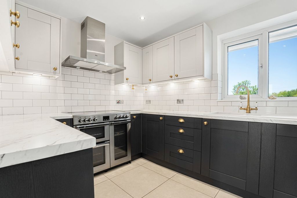 Property photo 2 of 40