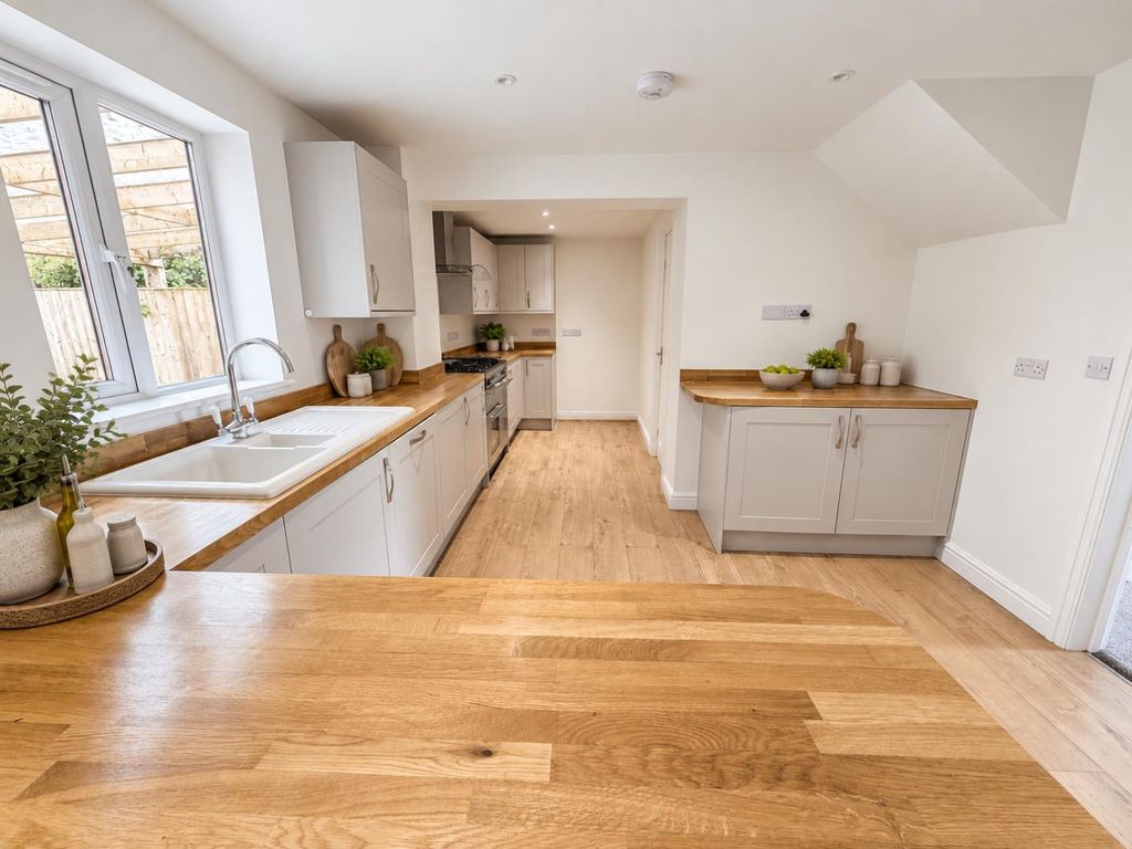 Property photo 3 of 17 Kitchen/Diner