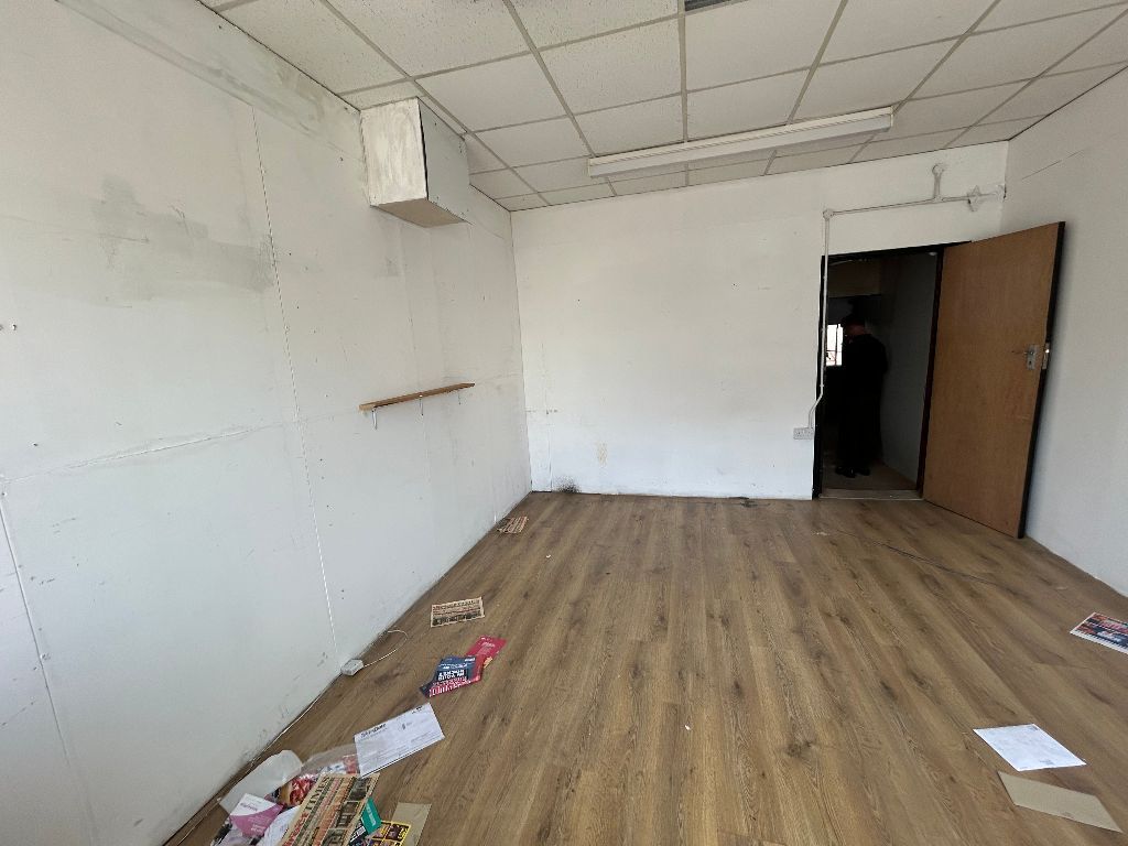 Property photo 3 of 10 Shop Area