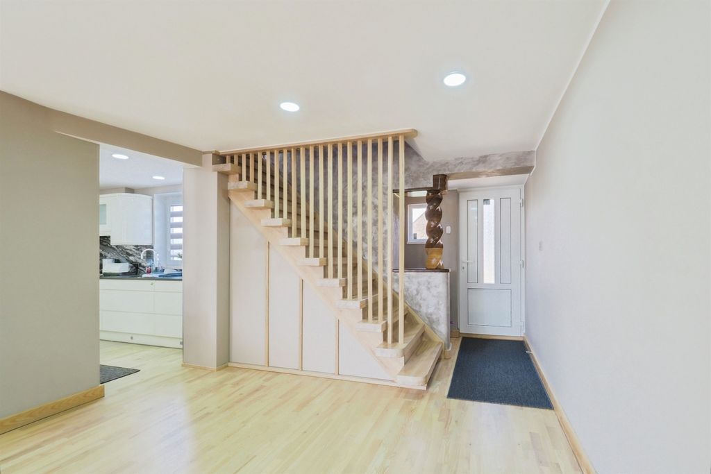 Property photo 2 of 25