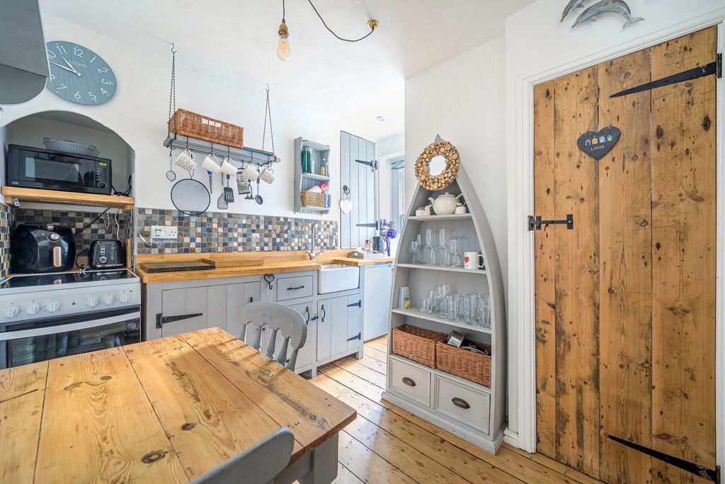 Property photo 3 of 9 Kitchen