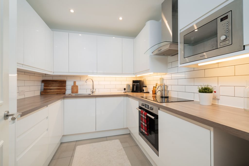 Property photo 3 of 8 Kitchen