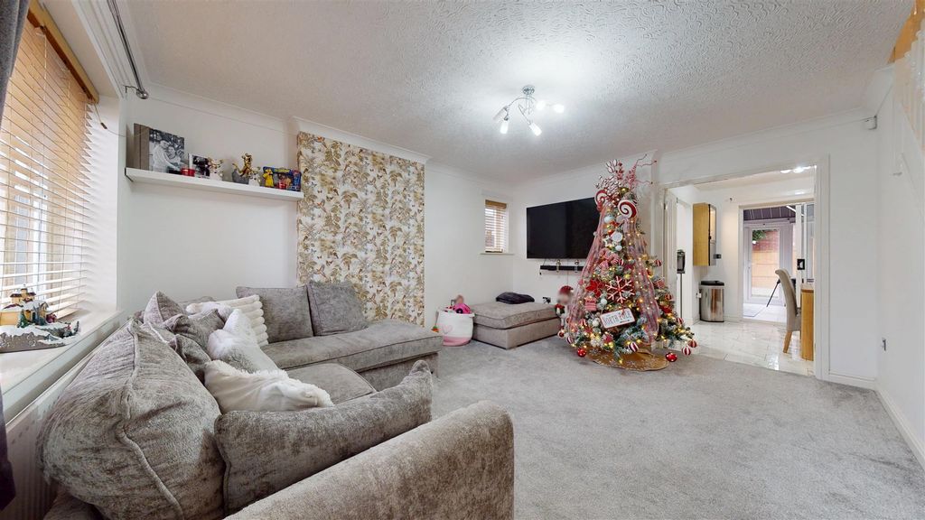 Property photo 2 of 32 The-Hedgerows Living Room