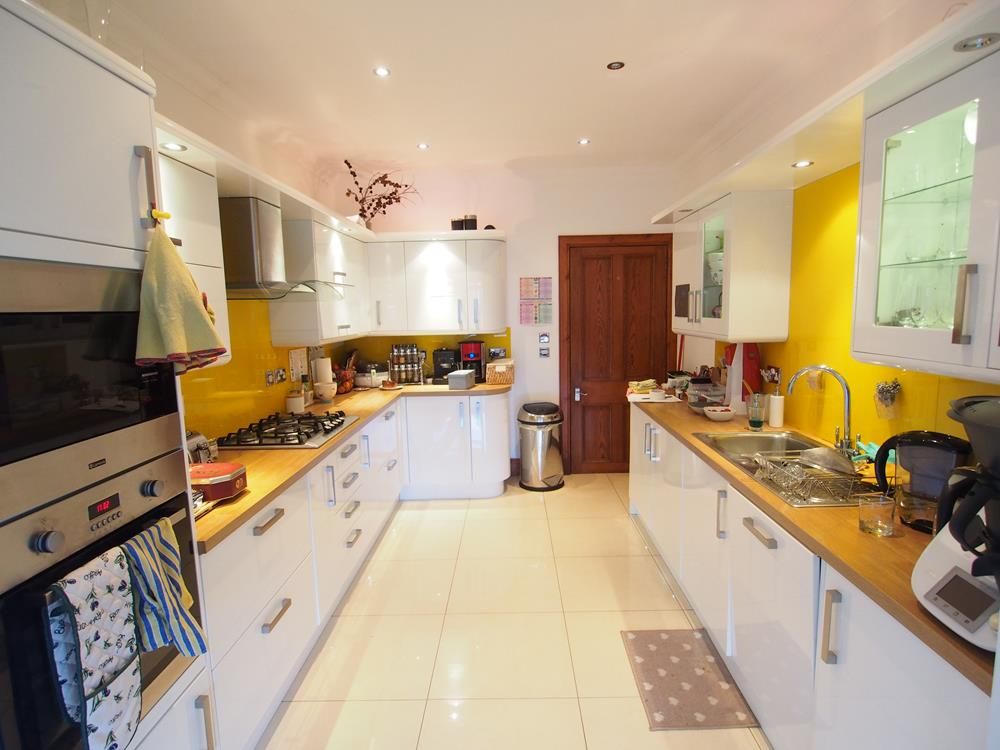 Property photo 3 of 7 Kitchen
