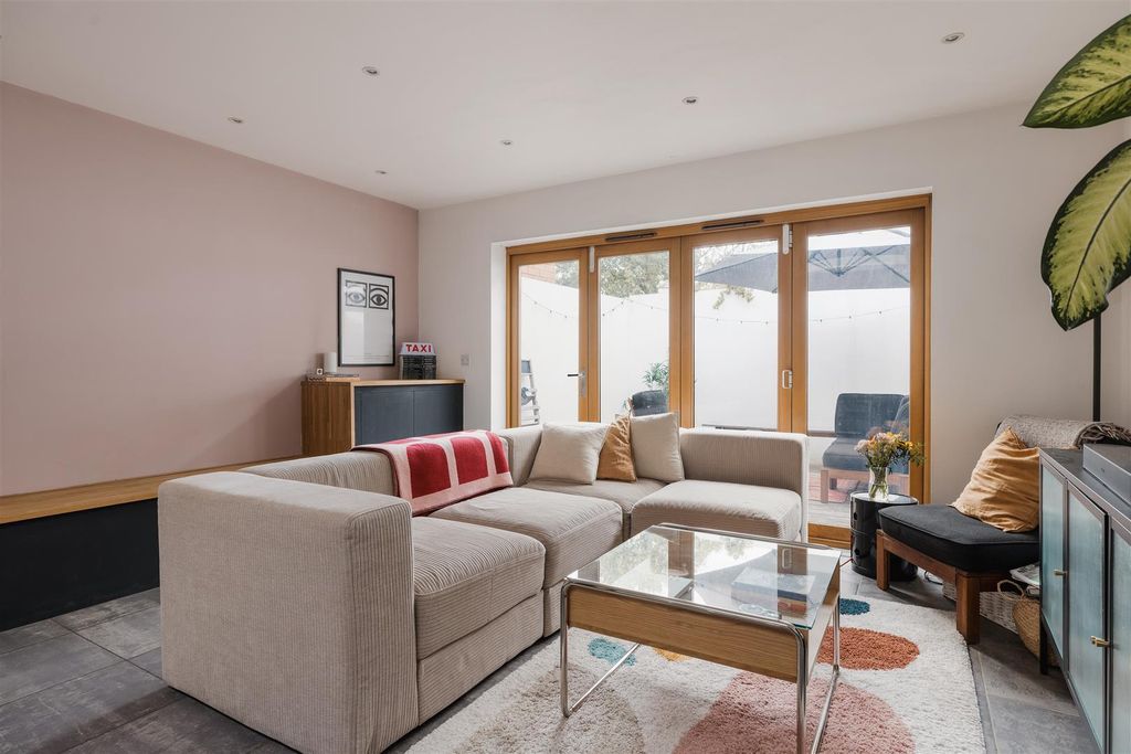 Property photo 1 of 27 Roman Road, E3