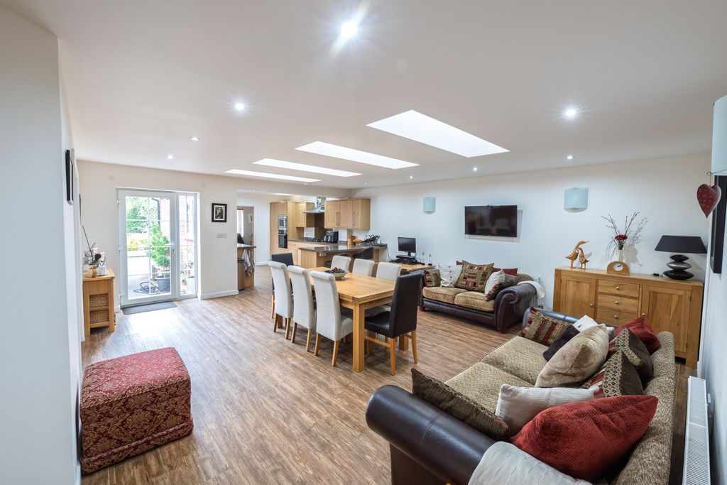 Property photo 3 of 28