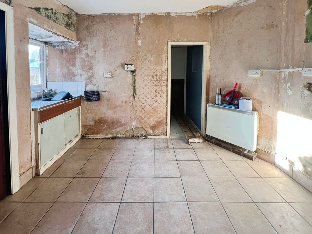 Property photo 3 of 10 Kitchen