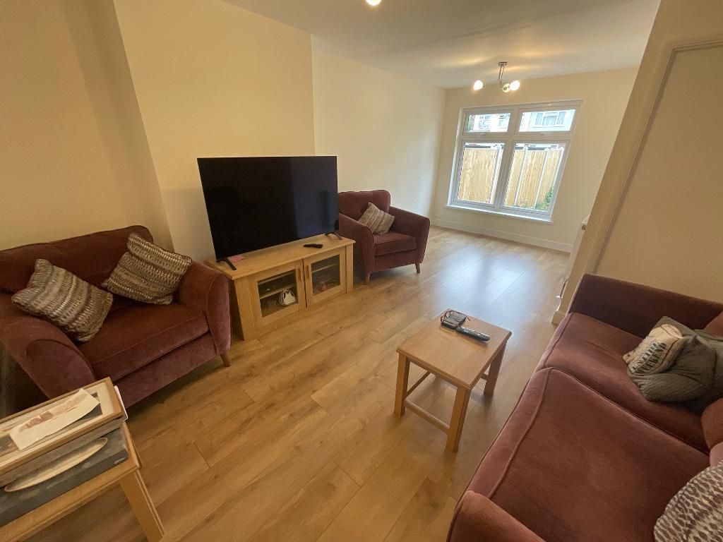 Property photo 1 of 13 Living Room 18'4 x 12'