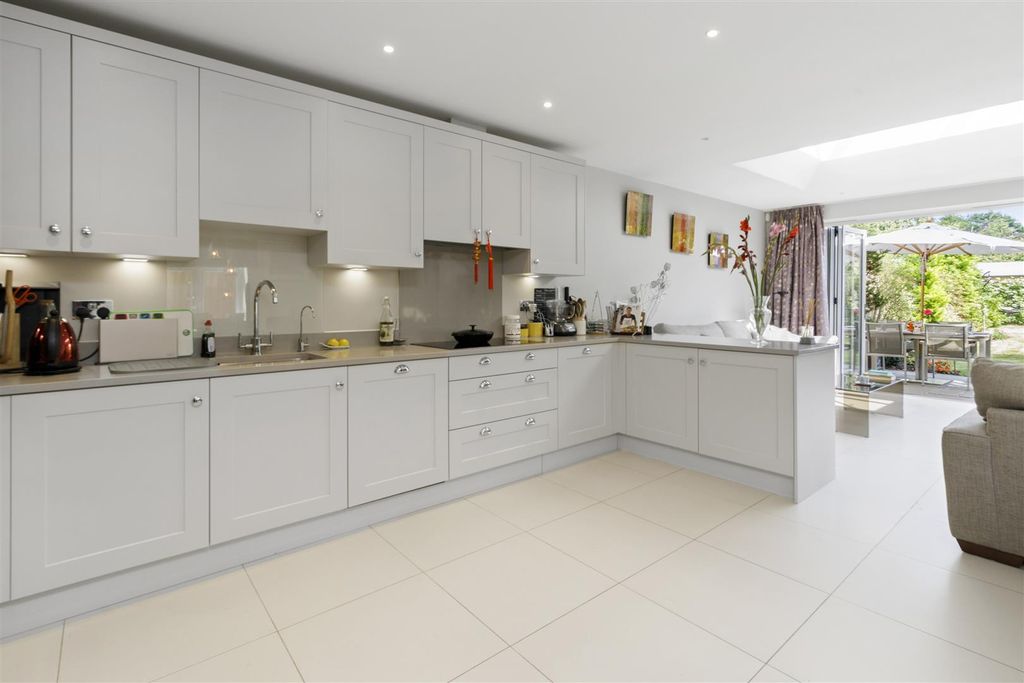 Property photo 3 of 24 6-Coplestone-Chase-Cranley-Road-Guildford-Gu1-2Jw-