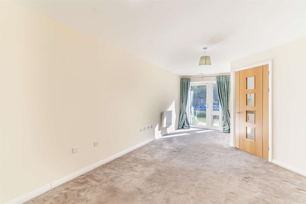 Property photo 2 of 17 8573771-Interior02-800.Jpg