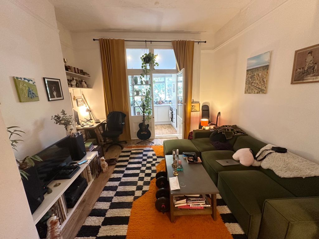 Property photo 1 of 6 Living Room