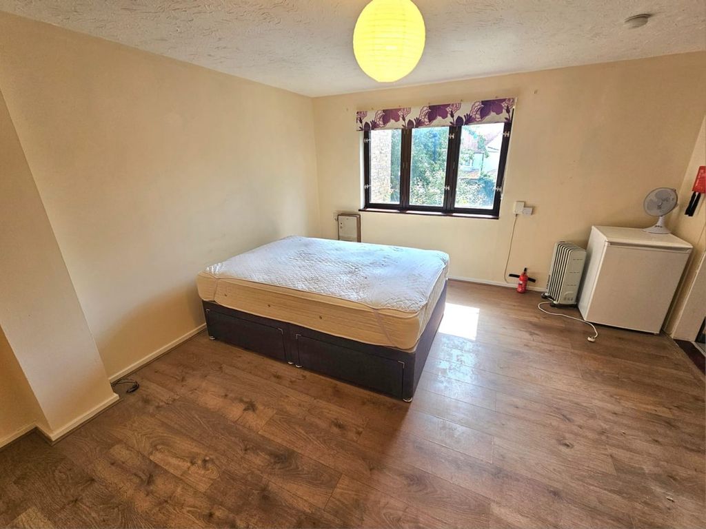 Property photo 1 of 5 Studio Flat