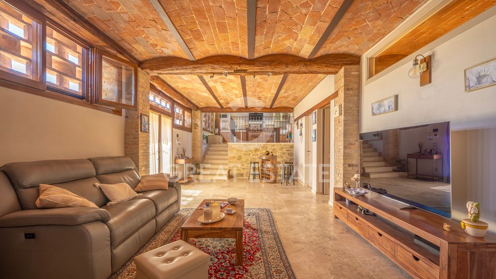 Property photo 2 of 39 Interiors