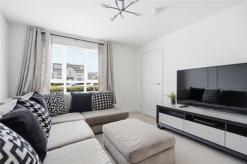 Property photo 2 of 19 Cleugh Rise