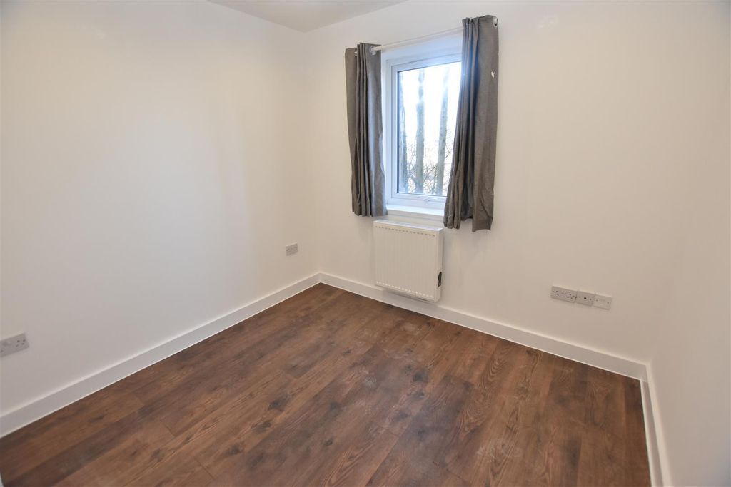 Property photo 3 of 9 Bedroom.Jpg