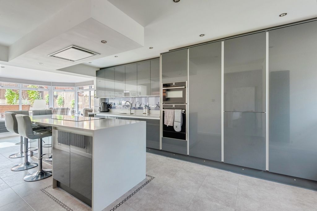 Property photo 3 of 30 Pbox-Img.Jpg