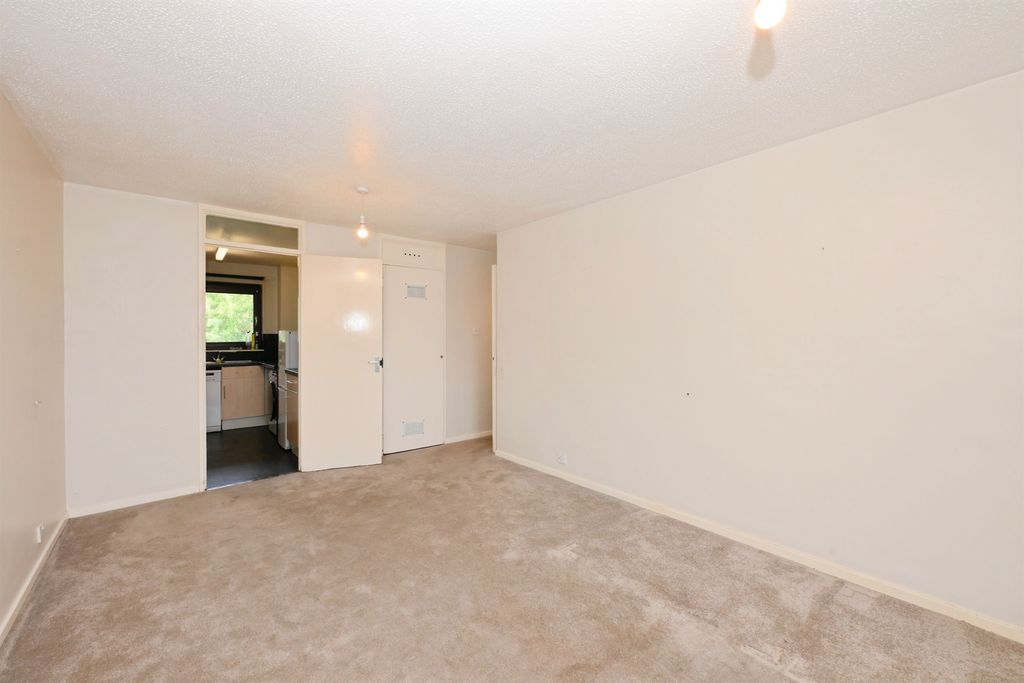 Property photo 3 of 16 Lounge: