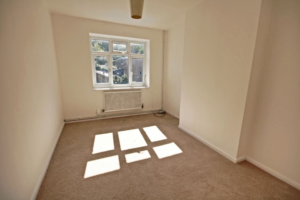 Property photo 3 of 11 192 Stroud Crescent - Reception 2