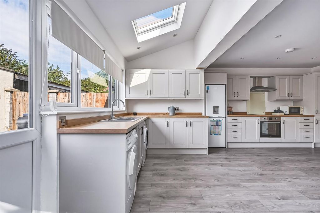 Property photo 3 of 11 Kitchen