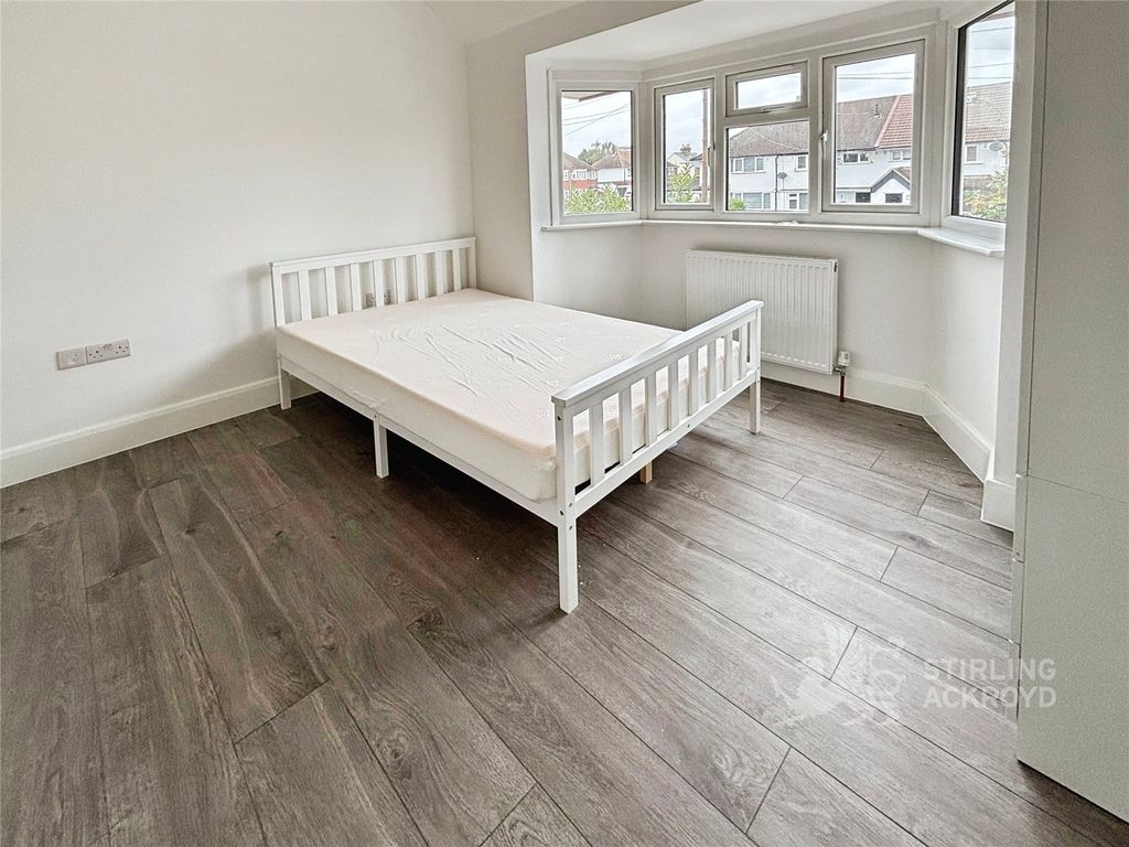 Property photo 1 of 6 Bedroom