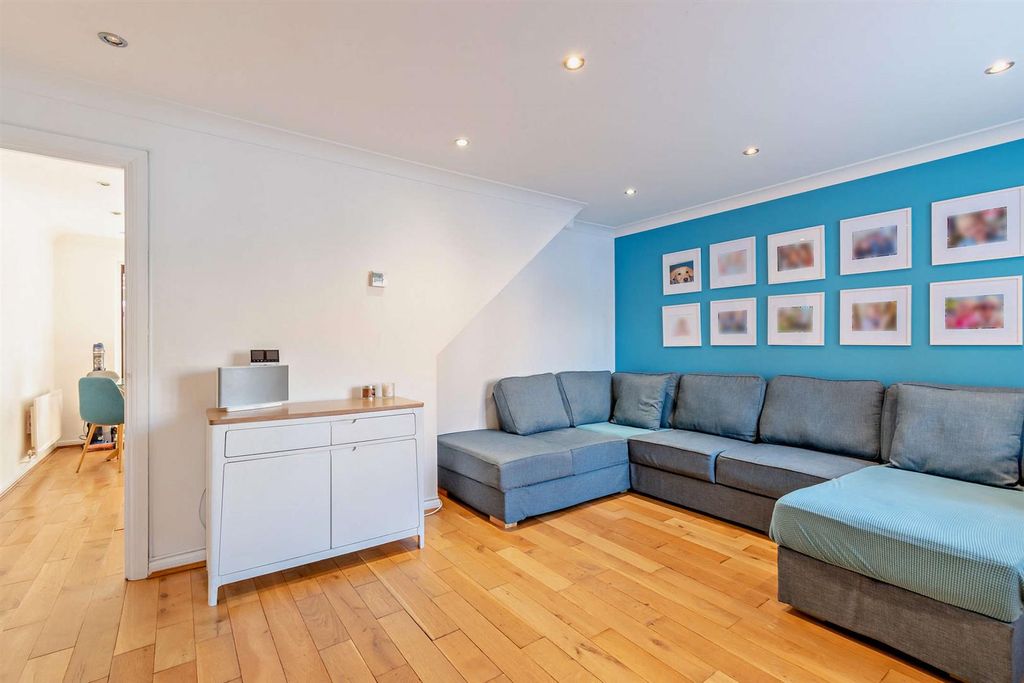 Property photo 3 of 15 8700485-Interior04-800.Jpg