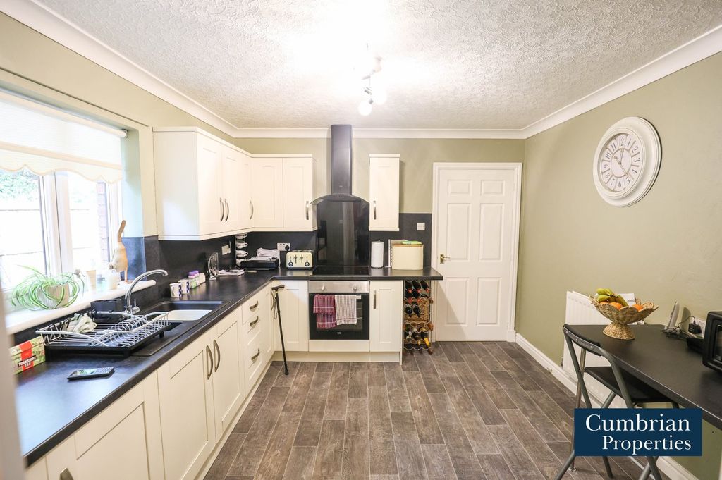 Property photo 2 of 22 Dining Kitchen