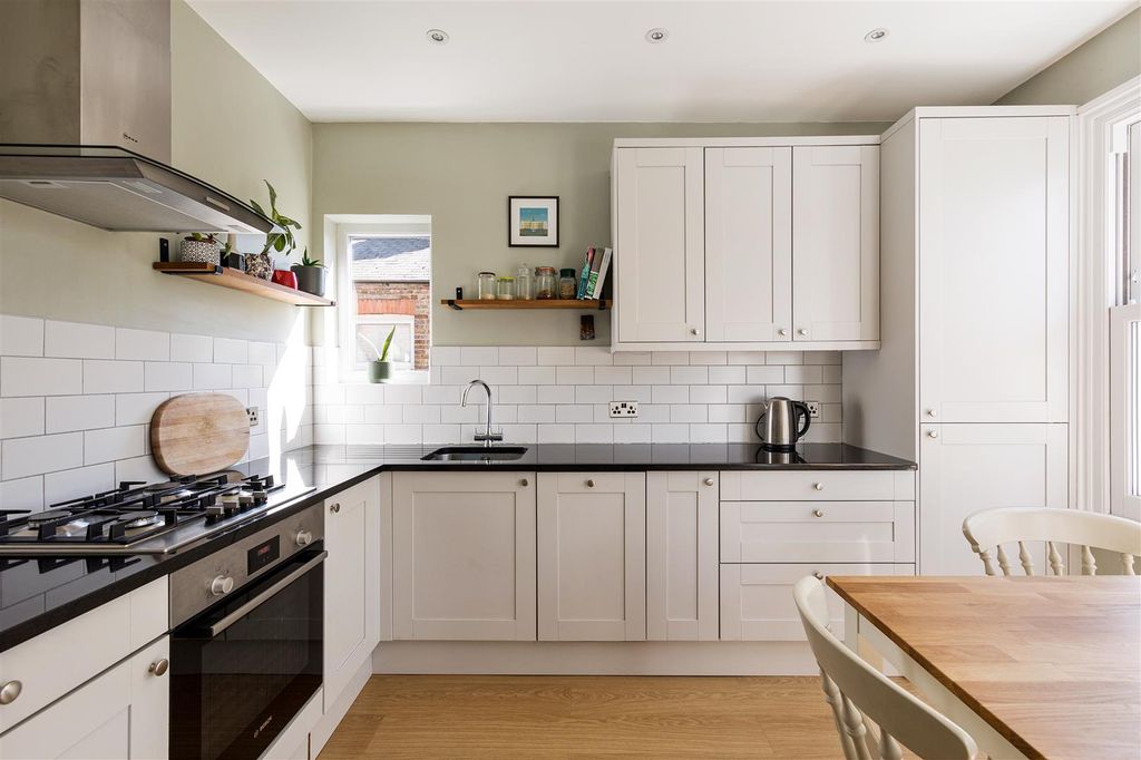 Property photo 3 of 31 Fleeming Road, E17