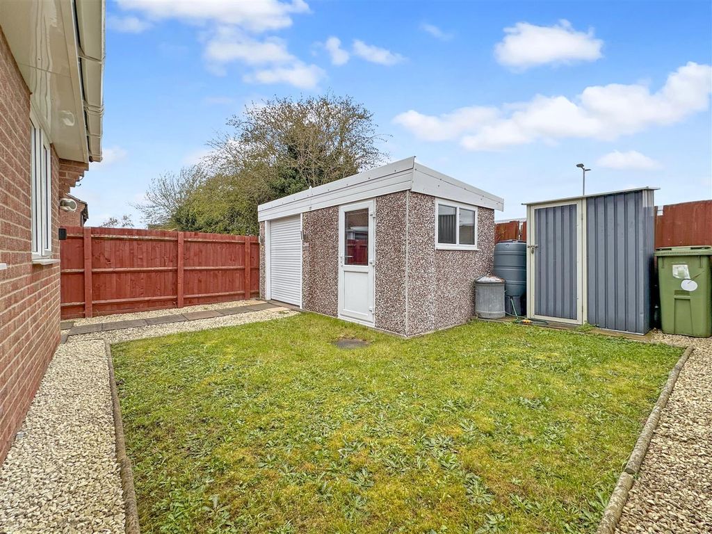 Property photo 3 of 15 Low-Maintenance Garden 638